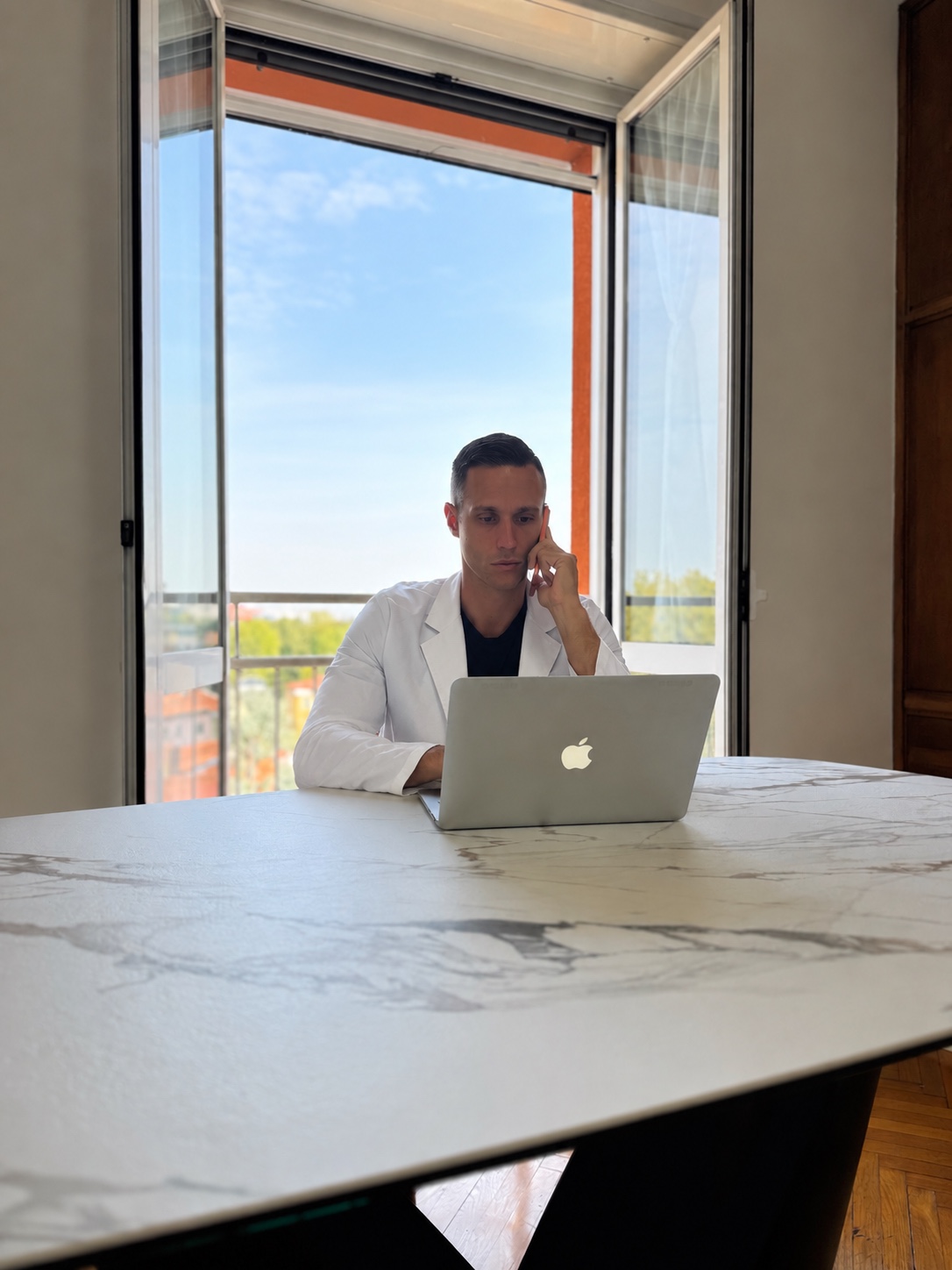 Il Dott. Lorenzo Parmeggiani al lavoro al computer